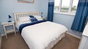 2 bedrooms, iron/ironing board, bed sheets - Waters Edge 14 (Saundersfoot)