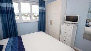 2 makuuhuonetta, silitysrauta/-lauta, vuodevaatteet