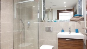 Bathroom - Waters Edge 10 (Tenby)