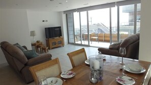 TV, DVD player - Waters Edge 10 (Tenby)