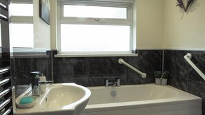 Baignoire et douche séparées, sèche-cheveux, serviettes fournies
