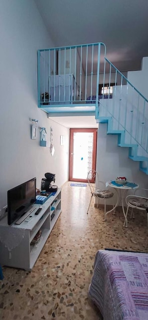 Comfort-Vierbettzimmer, 1 Schlafzimmer, mit Bad, Turm | Wohnbereich | Flachbildfernseher, Bücher