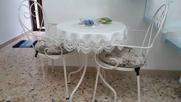 Quarto quádruplo conforto, 1 quarto, suíte, na torre | Roupas de cama premium, frigobar (abastecido com itens grátis)