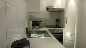 Apartment (44 incl 80 CHF cleaning fee) | مطبخ صغير خاص | ماكينة لصنع الإسبريسو، ماكينة لصنع القهوة/الشاي، ثلاجة/مجمد بحجم كبير