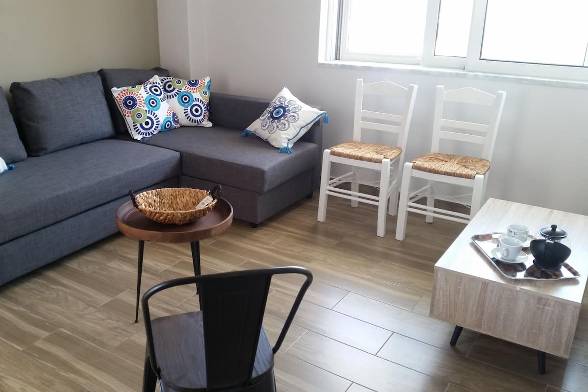 Deluxe-Apartment, Strandblick | Wohnzimmer | 32-Zoll-Flachbildfernseher mit Satellitenempfang, Smart-TV