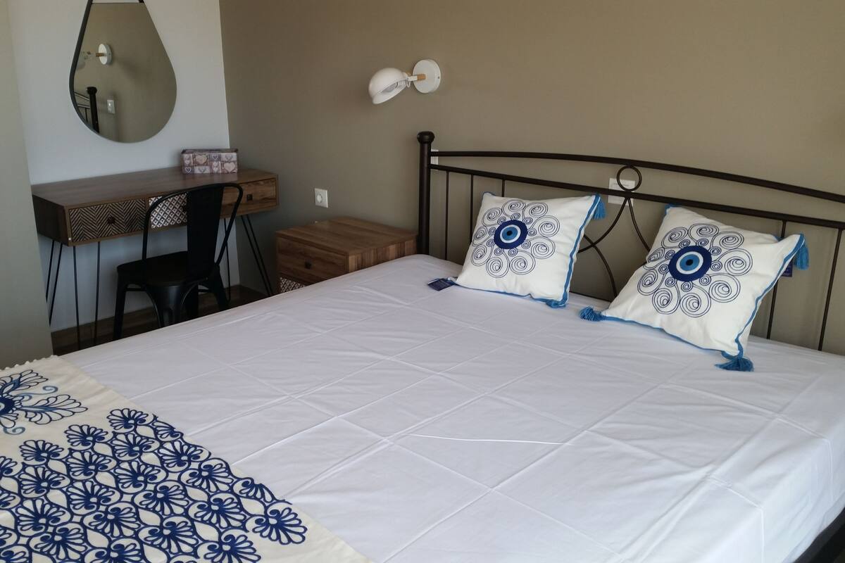 Comfort-Apartment, Strandblick | Zimmersafe, Schreibtisch, Verdunkelungsvorhänge, schallisolierte Zimmer