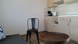 Fridge, oven, stovetop, coffee/tea maker