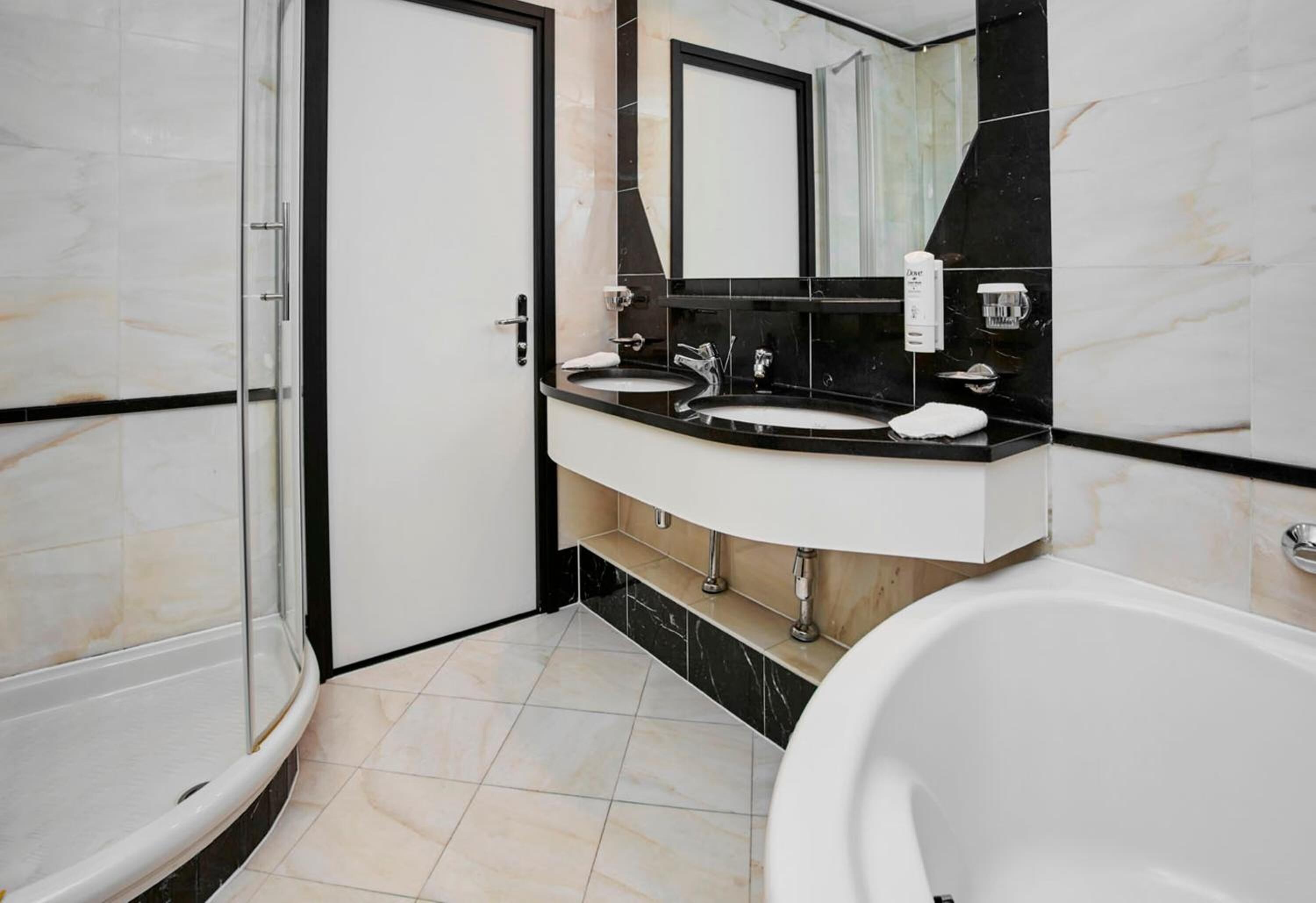 combined shower/bathtub, deep-soaking bathtub, towels