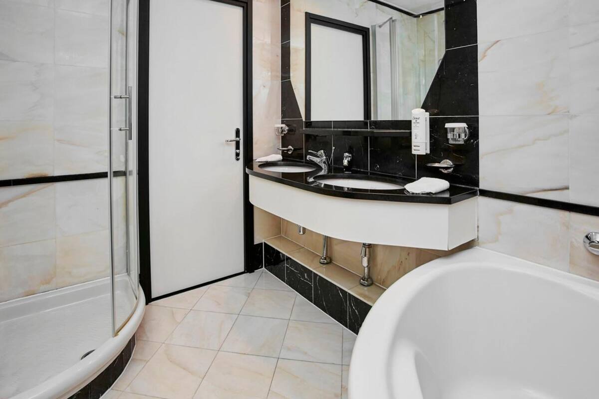 combined shower/bathtub, deep-soaking bathtub, towels