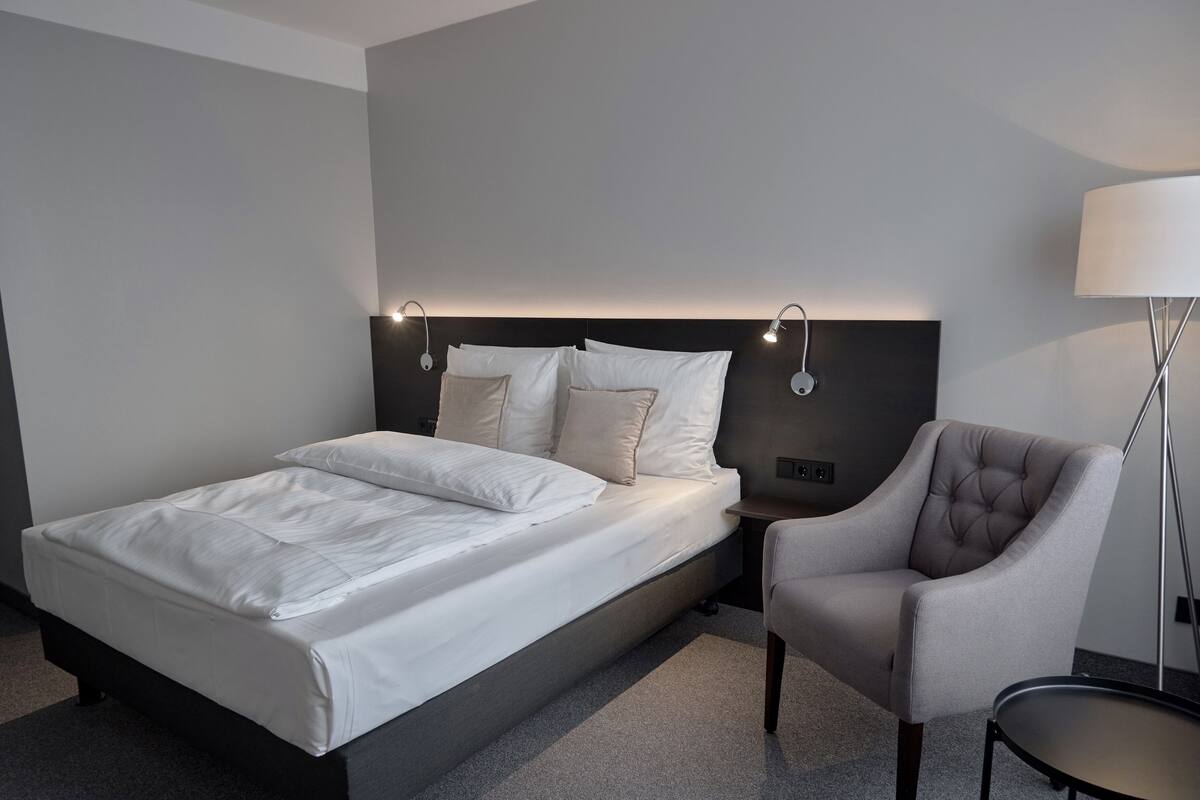 single room, 1 queen bed | 1 bedroom, minibar, desk, blackout curtains