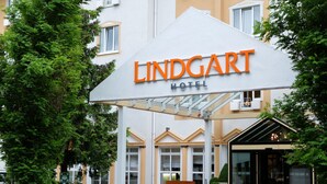 Segnaletica di un hotel con la scritta 'LINDGART HOTEL'.