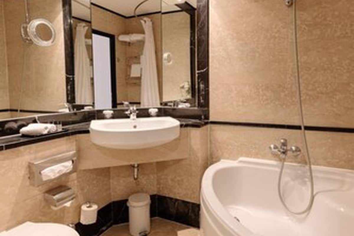 combined shower/bathtub, deep-soaking bathtub, towels