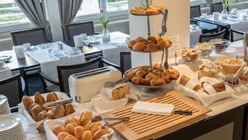 Colazione a buffet, servita tutte le mattine (21 EUR a persona)