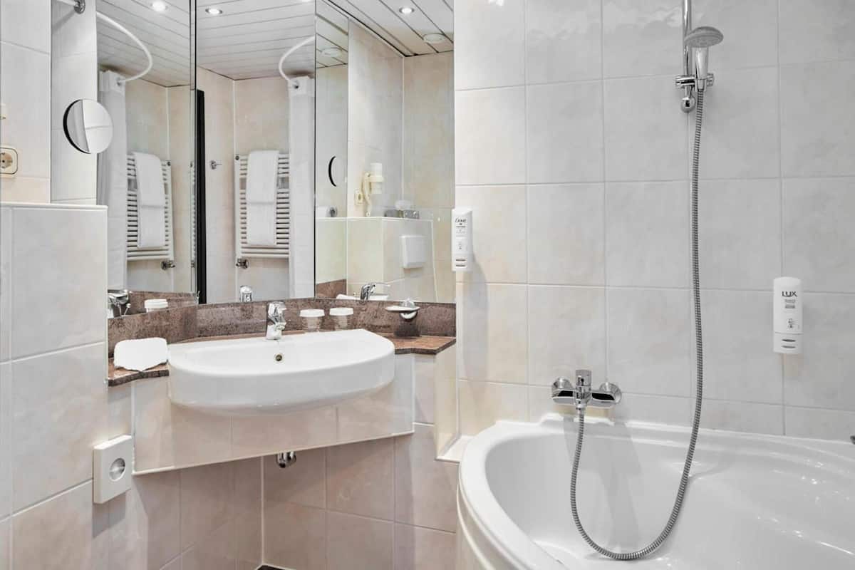 combined shower/bathtub, deep-soaking bathtub, towels