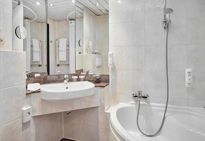 Combined shower/bathtub, deep-soaking bathtub, towels - Lindgart Hotel Minden (Minden)