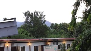 A building with a sign reading "Sanctuary Inn". - Suanrimtarn Suanphung (Suan Phueng)