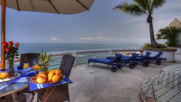 Panoramic Villa, Multiple Beds, Private Pool | Terraza o patio