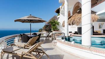 Panoramic Villa, Multiple Beds, Private Pool | Hiên