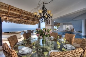 Panoramic Villa, Multiple Beds, Private Pool | Ruokailu omassa huoneessa