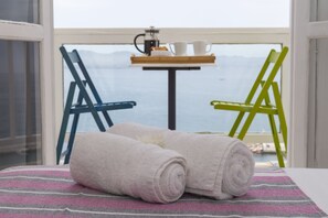 Habitación doble superior, balcón, vista al mar | Caja de seguridad en la habitación, escritorio y wifi gratis