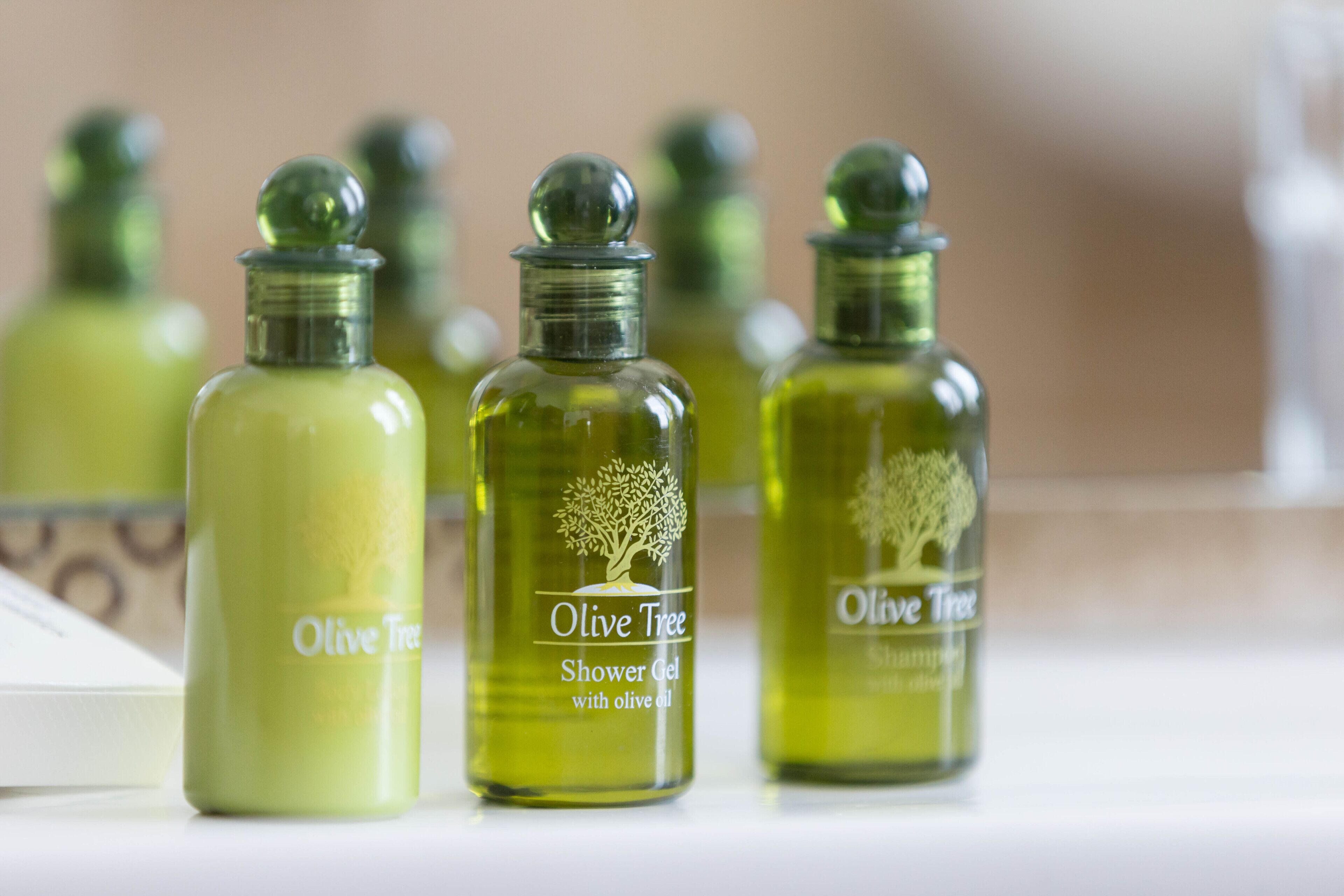 Tres botellas de gel de ducha Olive Tree con aceite de oliva.