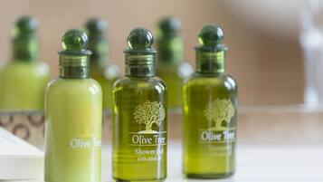 Tres botellas de gel de ducha Olive Tree con aceite de oliva.