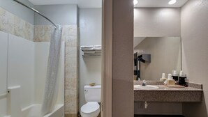 Kamar, 2 Tempat Tidur Queen, Boleh Merokok | Kamar mandi | Bathtub besar, perlengkapan mandi gratis,  dan handuk