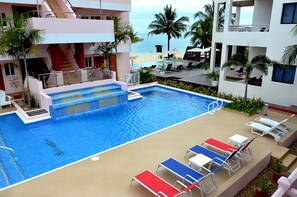 Piscine extérieure, chaises longues