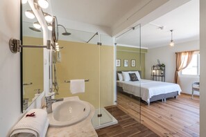 Superior tweepersoonskamer, terras | Badkamer met douche