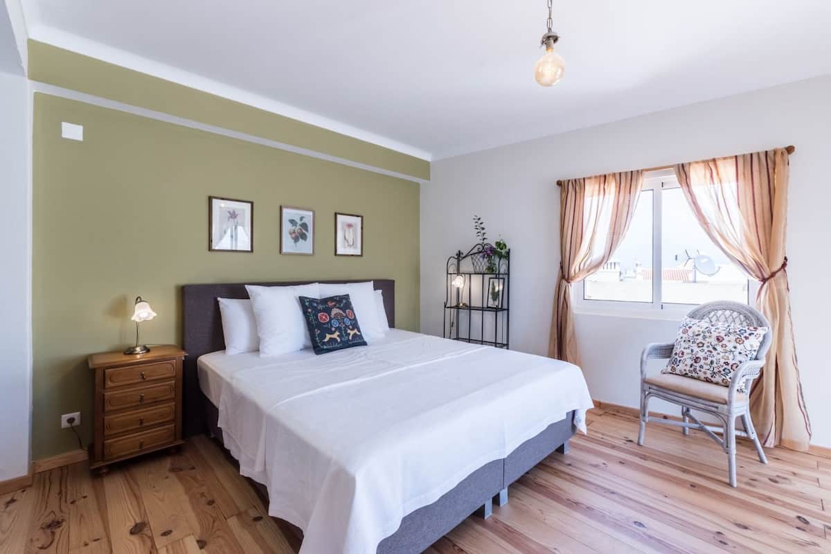 Habitación doble superior, terraza | Ropa de cama de alta calidad, minibar, caja fuerte y cortinas opacas
