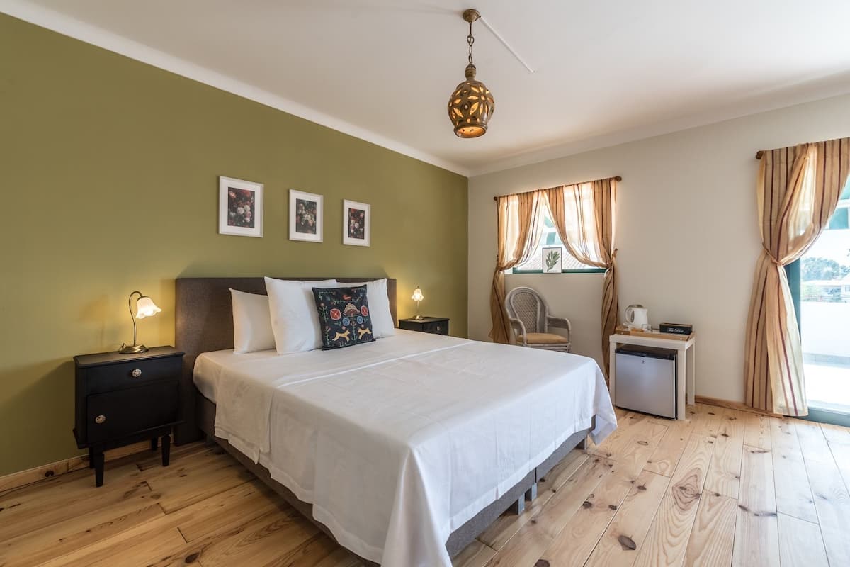 Habitación de lujo con 2 camas individuales, 1 cama de matrimonio grande, balcón | Ropa de cama de alta calidad, minibar, caja fuerte y cortinas opacas