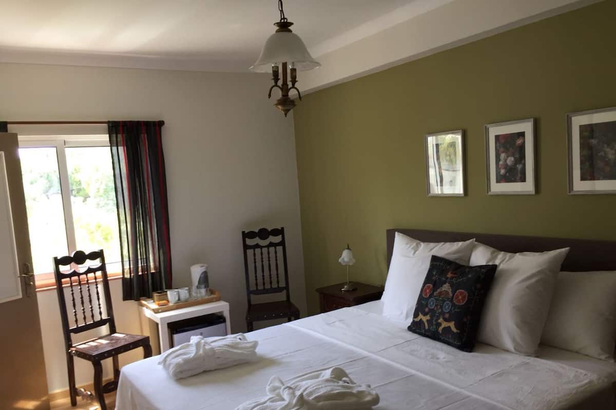 Deluxe tweepersoonskamer | Luxe beddengoed, een minibar, een kluis op de kamer