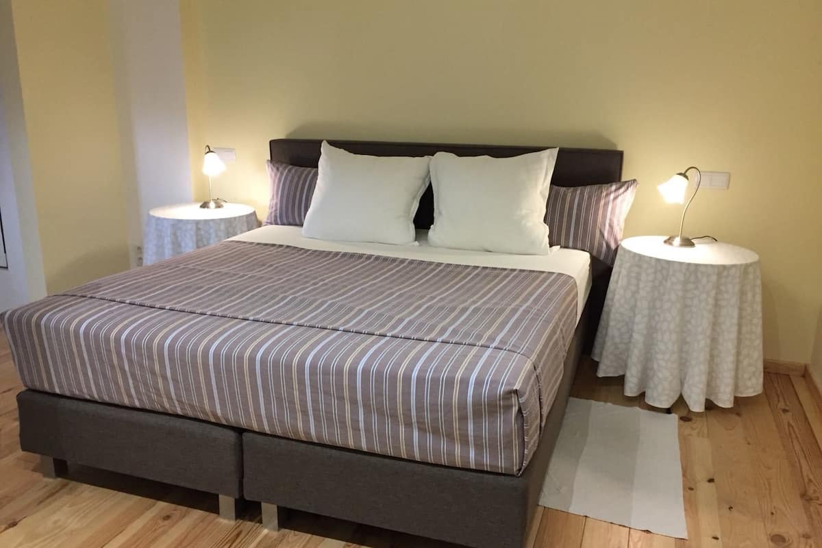 Habitación económica doble | Ropa de cama de alta calidad, minibar, caja fuerte y cortinas opacas
