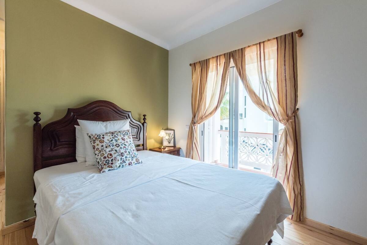 Habitación triple familiar | Ropa de cama de alta calidad, minibar, caja fuerte y cortinas opacas