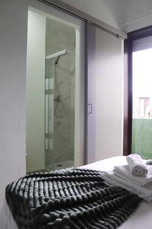 Double Room, Private Bathroom | Individually decorated, desk, laptop workspace, free WiFi - Mirandesa Garden (Porto)