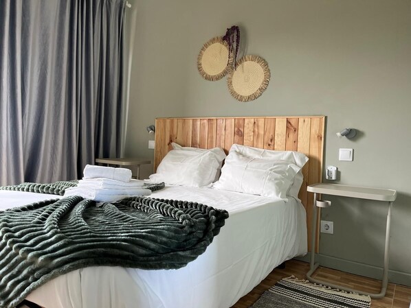 Basic-Doppelzimmer, eigenes Bad | Individuell dekoriert, Schreibtisch, laptopgeeigneter Arbeitsplatz