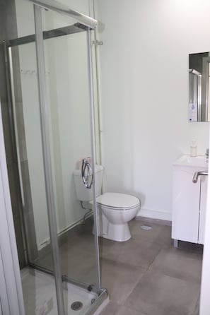 Twin Room | Bathroom | Shower, rainfall showerhead, hair dryer, towels - Mirandesa Garden (Porto)