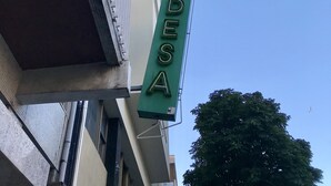 A building with a green sign that reads "MIRANDAES."