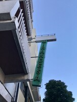 Un edificio con un letrero verde que dice "MIRANDAES".