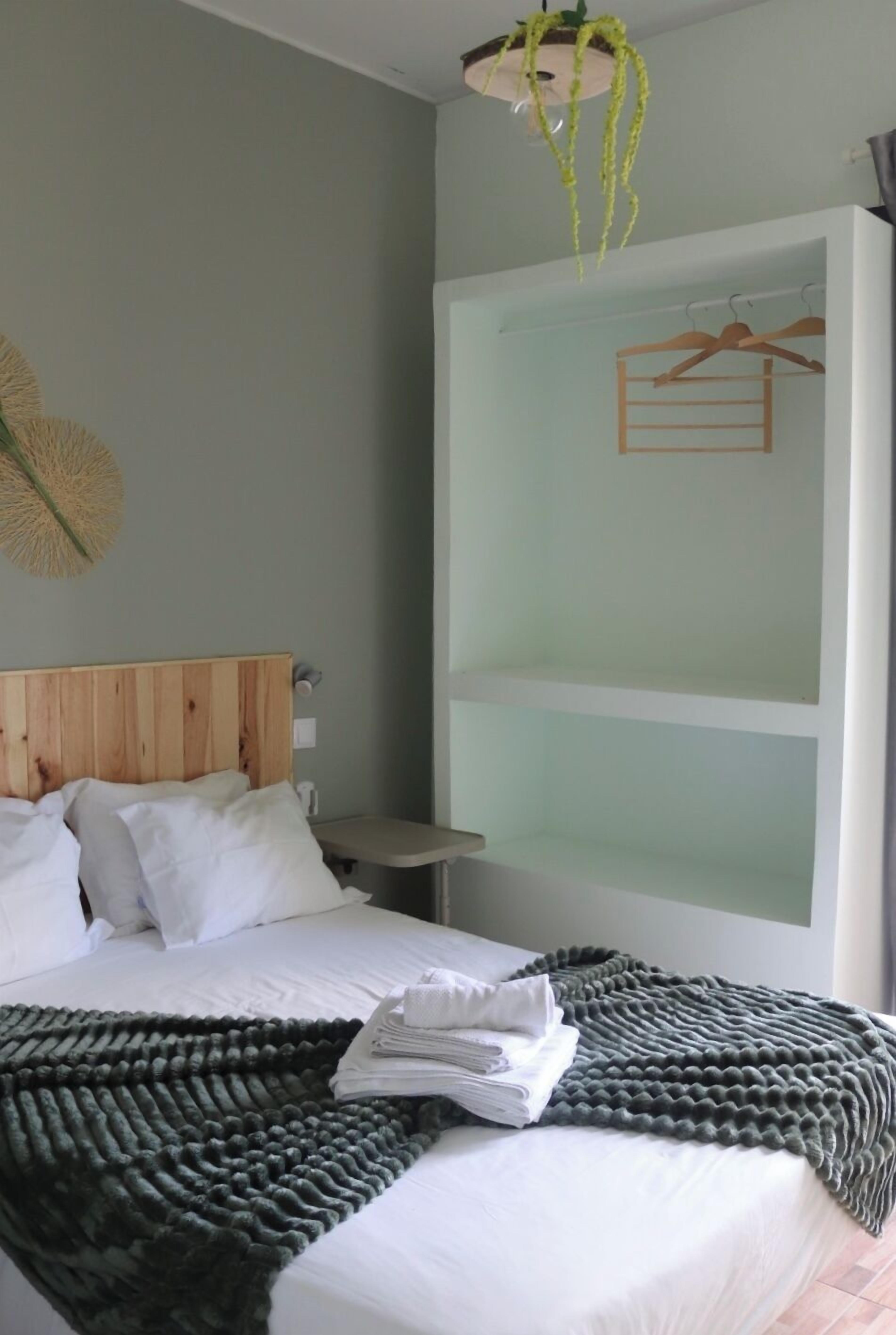 Doppelzimmer, eigenes Bad | Individuell dekoriert, Schreibtisch, laptopgeeigneter Arbeitsplatz