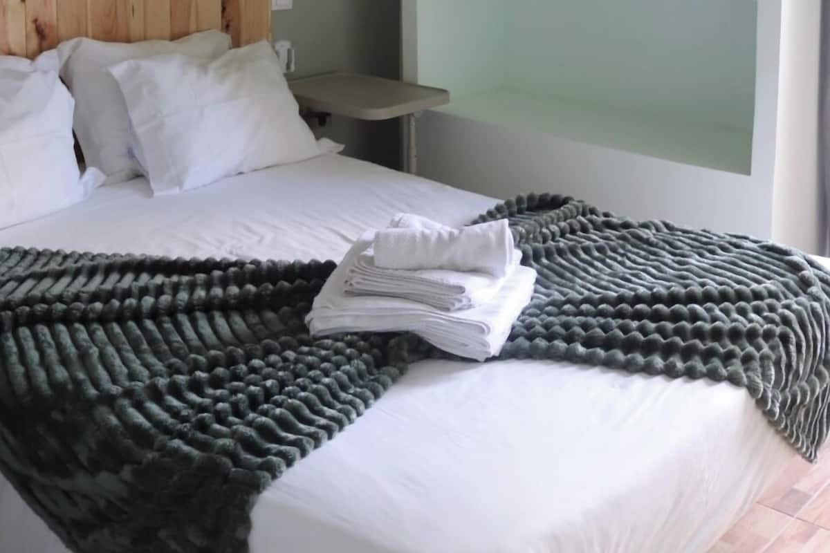 1 habitación, decoración personalizada y escritorio