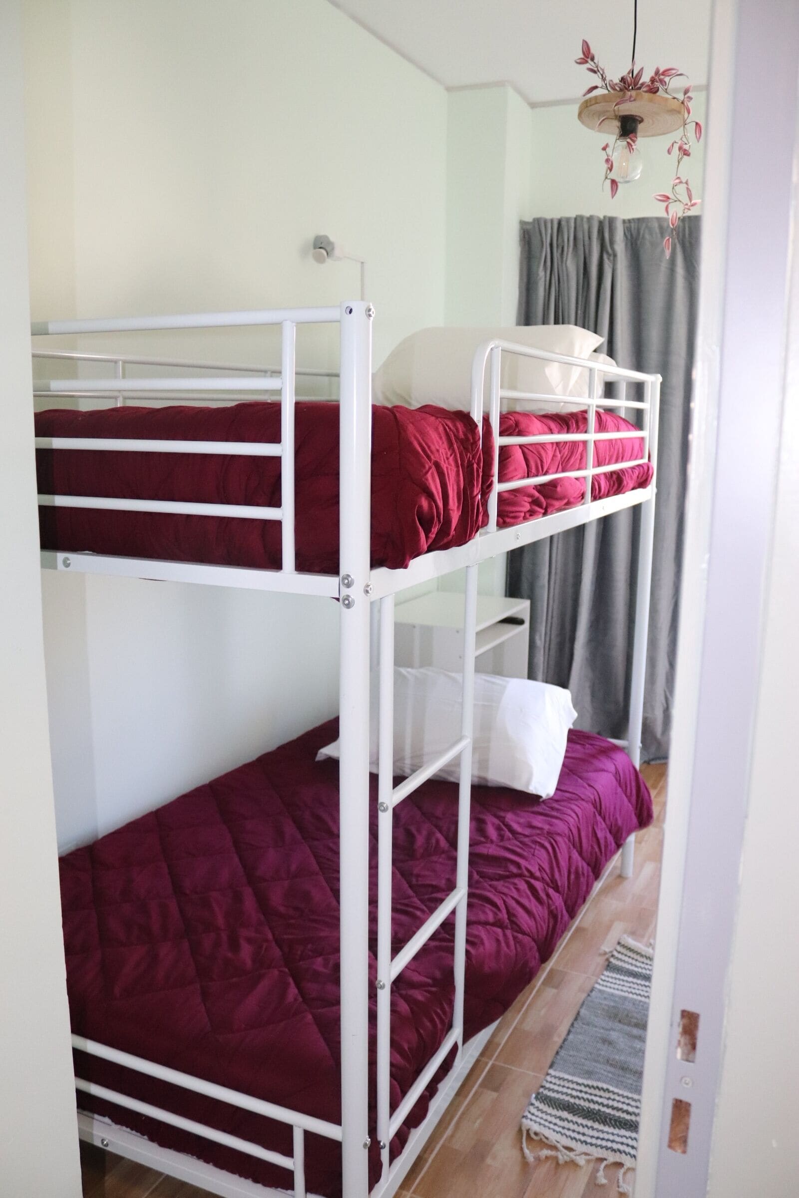 Bunk Bed Room | Individuell dekoriert, Schreibtisch, laptopgeeigneter Arbeitsplatz
