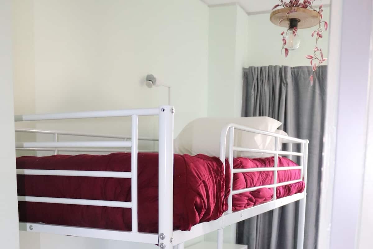 1 habitación, decoración personalizada y escritorio