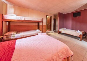 In-room safe, iron/ironing board, free WiFi, bed sheets - Hostal Oro Orense (Quito)