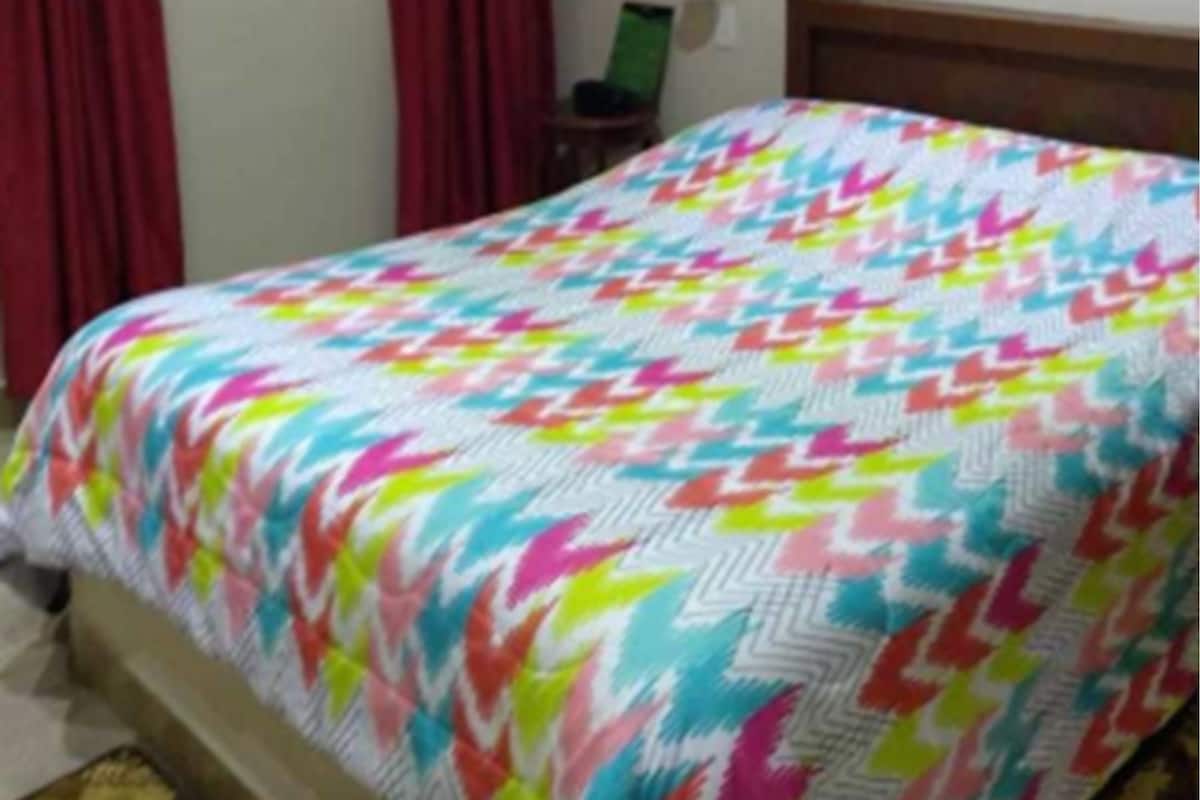 Caja de seguridad en la habitación y tabla de planchar con plancha
