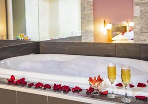 Badewanne und Dusche (separat), Whirlpool, Regendusche, Handtücher