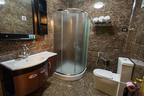Deep soaking tub, free toiletries, hair dryer, slippers