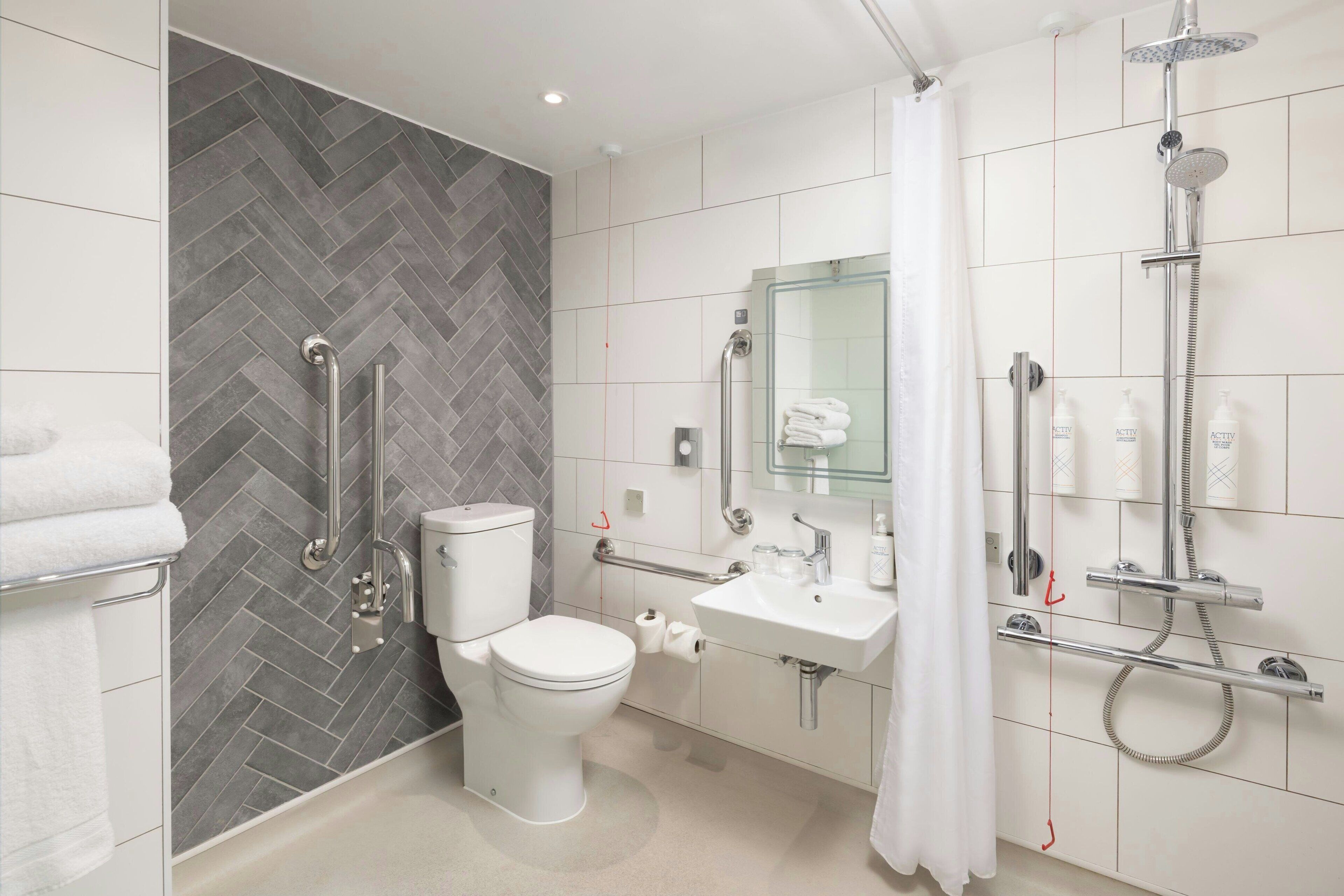 room, 1 double bed, non smoking | bathroom | shower, designer toiletries, hair dryer, towels