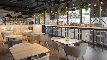 朝食 (テイクアウト)、毎日提供 (有料)