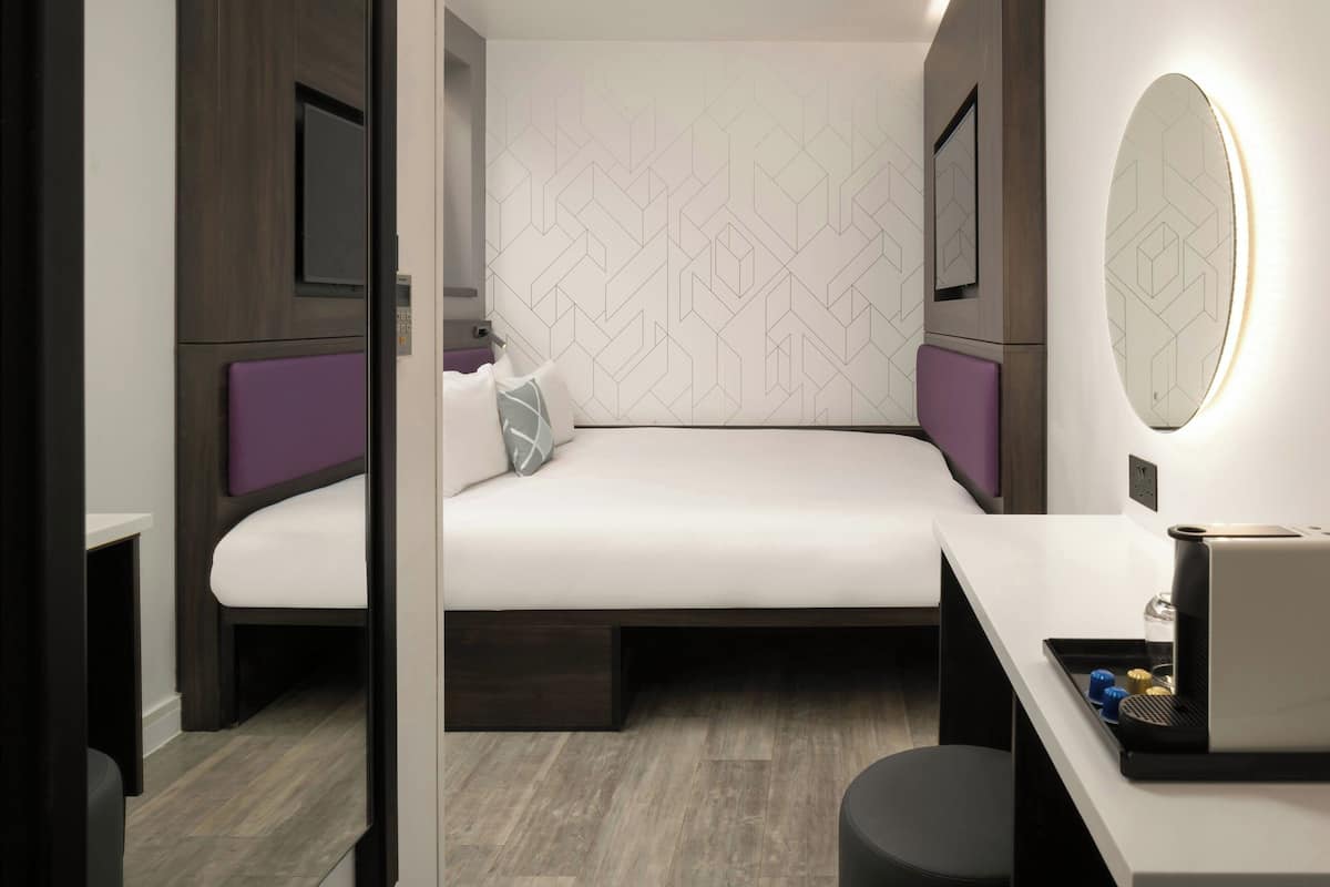 Room, 1 Katil Raja (King) | Peti besi dalam bilik, meja, ruang kerja komputer riba